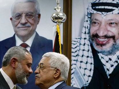 El primer ministro palestino, Ismail Haniya (izquierda), saluda al presidente, Mahmud Abbas, ayer en Gaza.