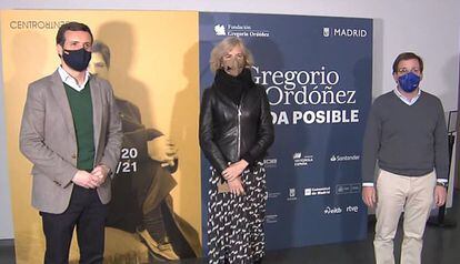 Pablo Casado y José Luis Martínez-Almeida han visitado la exposición Gregorio Ordóñez. La vida posible, junto a Ana Iríbar, viuda del político asesinado. La muestra se exhibe en CentroCentro, en Madrid, y recorre la vida del político vasco.