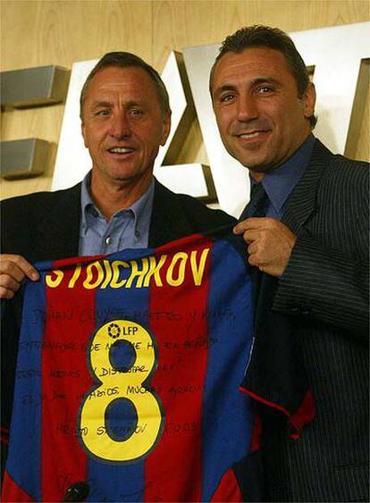 Hristo Stoitchkov anuncia su retirada como futbolista profesional junto a Joan Cruyff en 2003