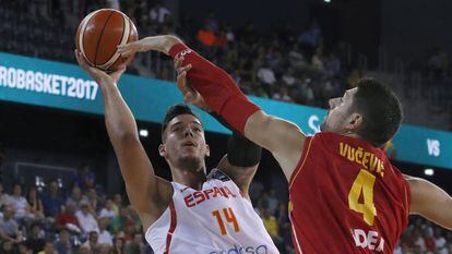 Willy Hernang&oacute;mez lanza ante Vucevic.