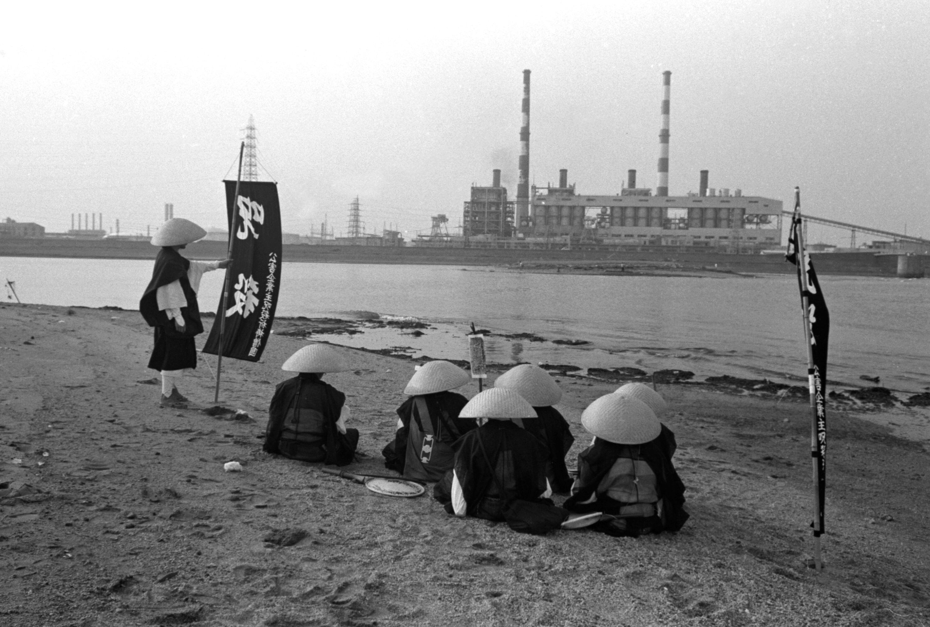 Imagen perteneciente a la serie  'Collective of Monks Praying to Kill Owners of Corporation Responsible for Environmental Pollutions' (Colectivo de monjes que rezan para matar a los propietarios de las corporaciones responsables de la contaminación ambiental), 1970.