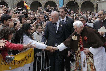 Ratzinger saluda en su recorrido por la plaza de la Quintana.