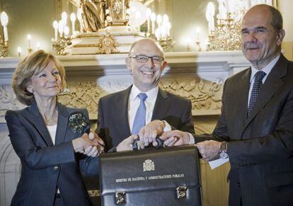 Cristóbal Montoro recibe la cartera ministerial de sus antecesores, Elena Salgado y Manuel Chaves.