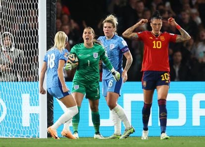 Mary Earps (en el centro) celebra con Chloe Kelly y Millie Bright tras detener el penalti de Jennifer Hermoso.