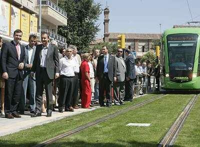 El presidente del Gobierno, José Luis Rodríguez Zapatero, y el alcalde de Parla, Tomás Gómez, con el tranvía que recorre el municipio.