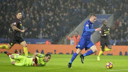 Jamie Vardy marca uno de sus tres goles al City.