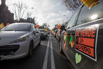 Manifestación en coche contra la 'ley Celaá' por el paseo de la Castellana de Madrid.