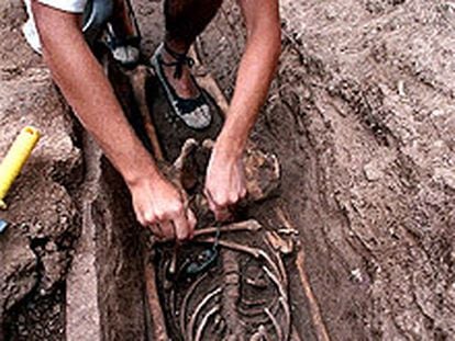 Un arqueólogo trabaja en el yacimiento de Santa Margarita, en Martorell. PRIMER PLANO - ESCENA