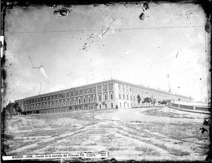 "Era el cuartel de la Montaña un enorme edificio de tres plantas y dos patios principales y otro de servicio, lo que le permitía albergar una importante fuerza", escribe Jesús Cantera en el libro 'La arquitectura militar en el reinado de Alfonso XII'.