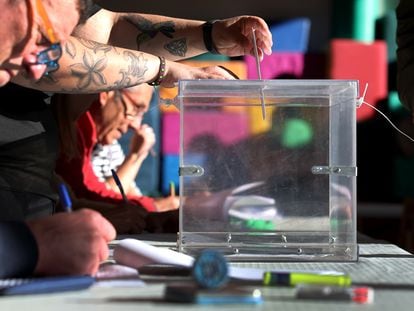 Una persona introduce un voto el en la escuela pública de Otxandio, en Bizkaia.