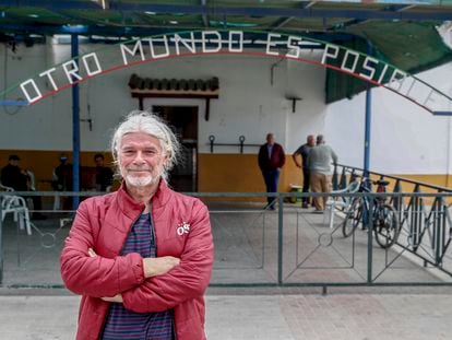 Antonio Martín, vecino del pueblo de Marinaleda en la puerta del Sindicato de Obreros del Campo en la localidad sevillana.