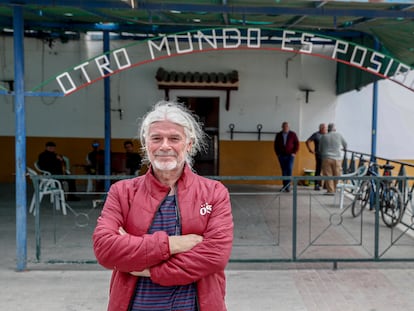 Antonio Martín, vecino del pueblo de Marinaleda en la puerta del Sindicato de Obreros del Campo en la localidad sevillana.