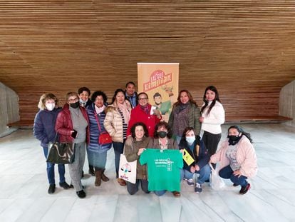 Camareras de piso de Benidorm con el reparto de la obra 'Las que limpian', en Valencia, en una imagen de Twitter de la cuenta 'Las kellys Benidorm'.