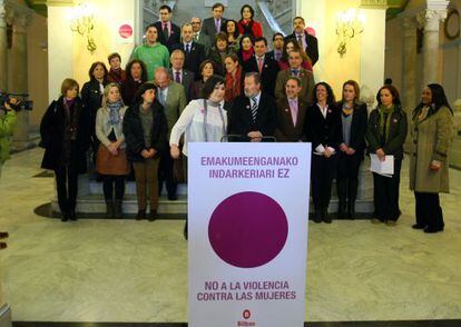 Concentración en el Ayuntamiento de Bilbao en repulsa hacia la violencia contra las mujeres.