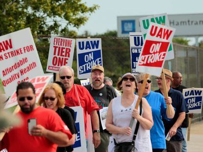 Trabajadores de General Motors protestan en Detroit.