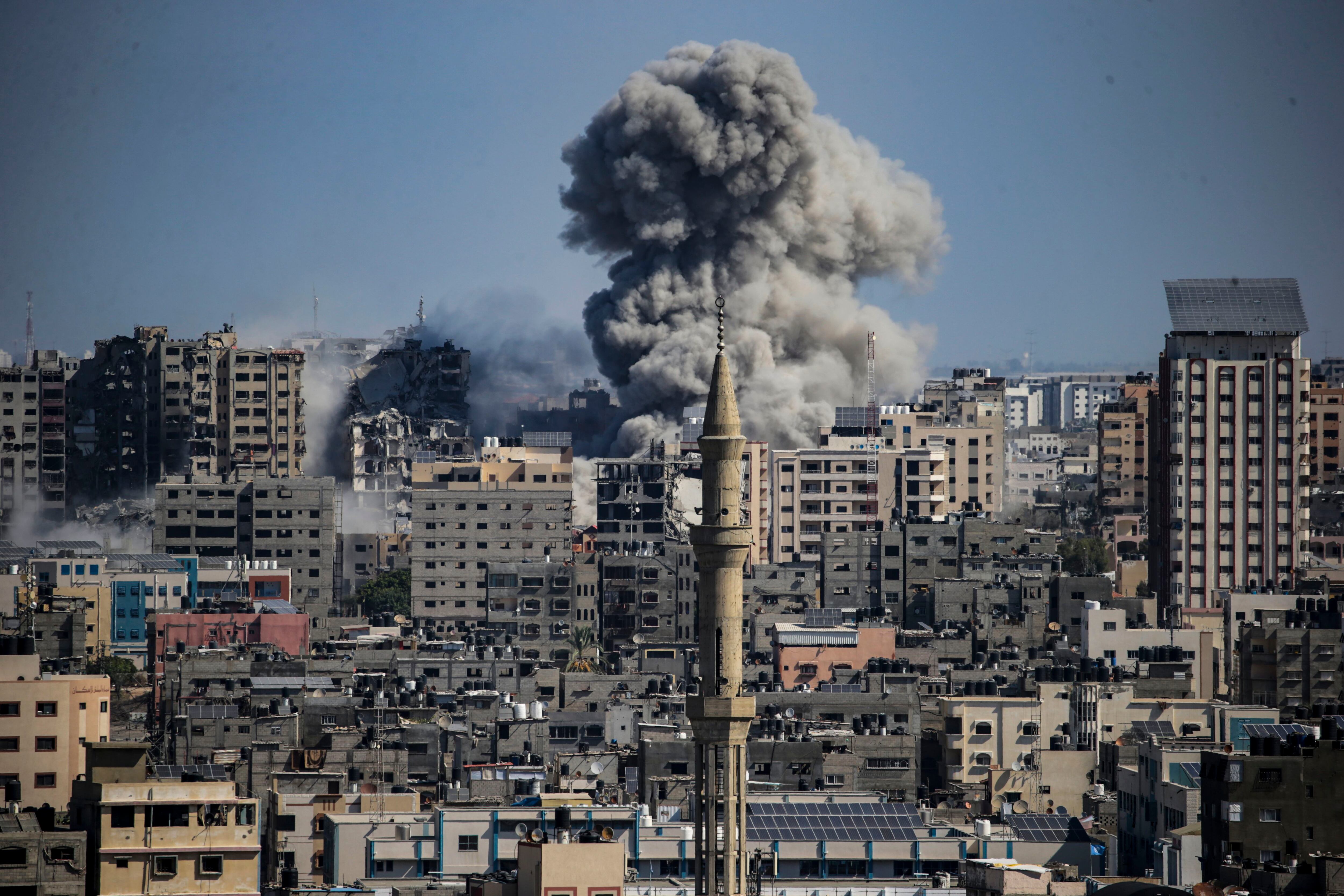 Humo tras una explosión en la Ciudad de Gaza.