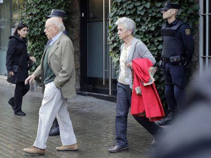 Jordi Pujol i Marta Ferrusola sortint de casa seva a Barcelona.