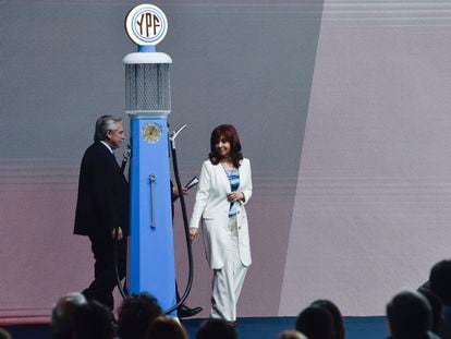 El presidente de Argentina, Alberto Fernández, y su vicepresidenta, Cristina Kirchner, participan de la conmemoración del centenario de la petrolera estatal YPF, el 3 de junio de 2022 en Buenos Aires.