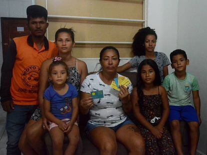 De Sena, la primera brasileña acogida al programa Bolsa Familia, con su familia en enero.