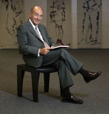 Miquel Roca en su despacho de Barcelona el pasado 1 de agosto con un ejemplar de la Constitución.