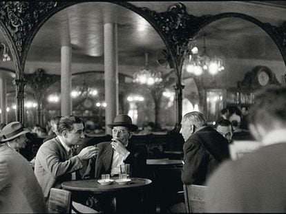 Caf&eacute; de Lisboa, retratado por el fot&oacute;grafo franc&eacute;s Henri Cartier-Bresson.