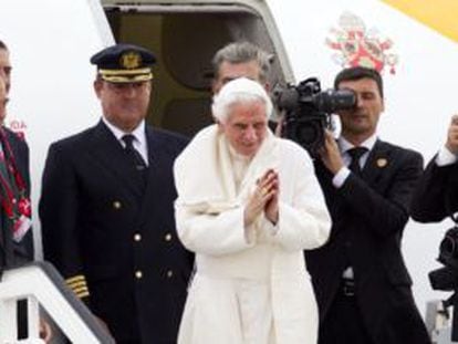 El Papa se despide de los peregrinos.