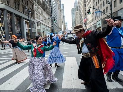 Participantes del desfile del Día de la Hispanidad bailan en la Quinta Avenida de Nueva York, en 2019.