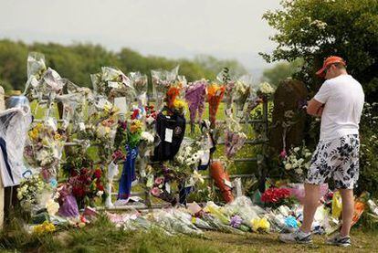 Tributos florales en el lugar donde Derrick Bird mató a una de sus 12 víctimas el pasado 2 de junio en el norte de Inglaterra.