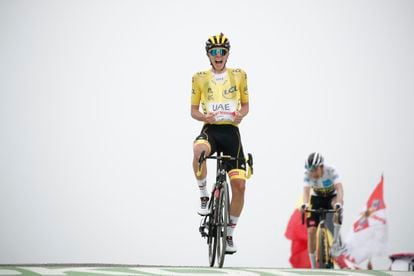 Tadej Pogacar celebra su victoria en lo alto del Col du Portet.