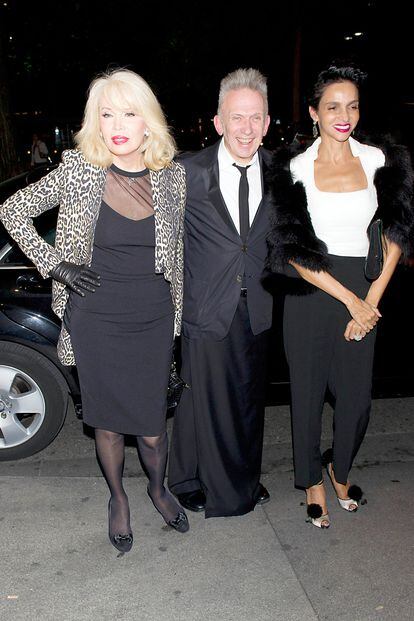 Jean Paul Gaultier posa con la actriz Amanda Lear (a su derecha) y la modelo Farida Khelfa.