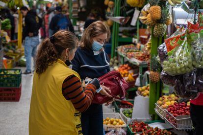 Personas compran frutas y verduras, en la plaza de mercado Paloquemao, en Bogotá, el 29 de Junio de 2022.