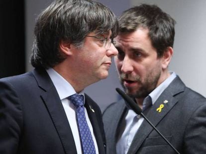 Carles Puigdemont (izquierda) y Toni Comín, durante la rueda de prensa de hoy en Bruselas. En vídeo, Puigdemont: "La justicia española tiene secuestrado a un eurodiputado".