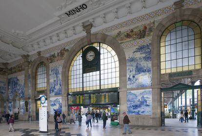 Viajeros pasean por el interior de la estación de tren de Sao Bento, en Oporto (Portugal).