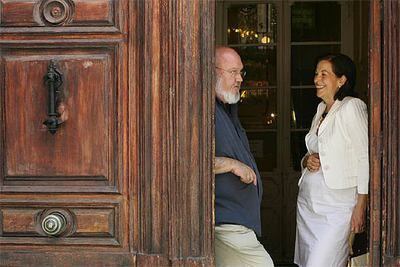 El director de cine, José Luis Cuerda y la ex diputada Carmen Romero, en Madrid.