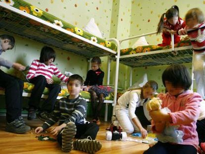 Ni&ntilde;os hu&eacute;rfanos juegan en el centro de menores donde viven en Rostov (Rusia).