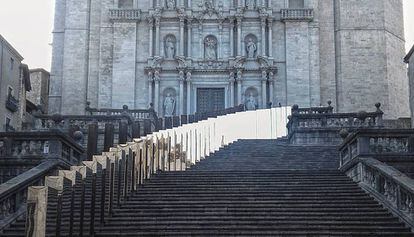 Miralls de la controvertida instal&middot;laci&oacute; que hi ha a l&#039;escalinata de la catedral de Girona.