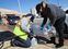 Un voluntario reparte agua en Kyle, Texas.