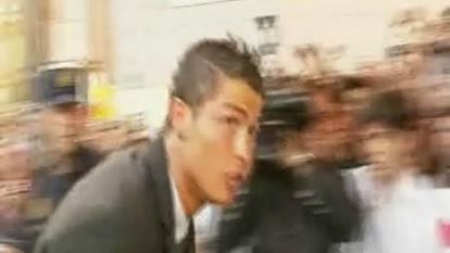 Cristiano Ronaldo esquiva una botella en Málaga
