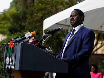 El l&iacute;der de la principal coalici&oacute;n opositora, Raila Odinga, ofrece una rueda de prensa tras una reuni&oacute;n con los miembros de coalici&oacute;n, en Nairobi (Kenia), este martes. 