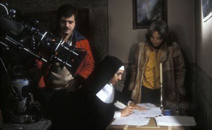 Concha Velasco y Josefina Molina, en el rodaje de la serie de 1984 'Santa Teresa'.