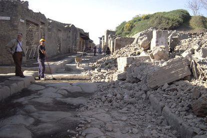 Un par de operarios en el lugar donde se produjo el derrumbamiento, en la ciudad antigua de Pompeya.