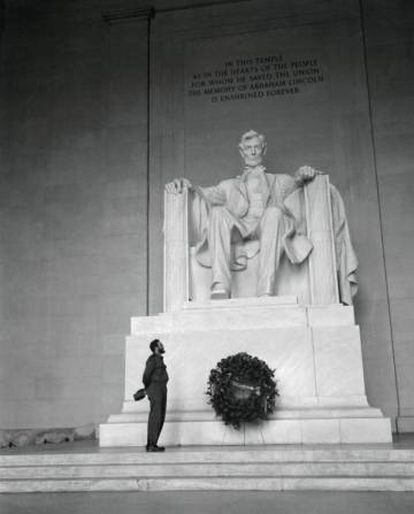 Fidel Castro contempla la estatua de Lincoln en el monumento erigido en su honor en Washington, el 19 de abril de 1959