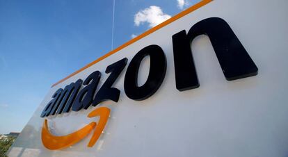 Logo de Amazon en un centro logístico.