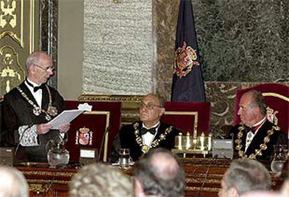 El Rey escucha el discurso del fiscal general, Jesús Cardenal (izquierda), junto al presidente del Supremo, Francisco José Hernando.
