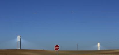 Torres de una planta solar de Abengoa.