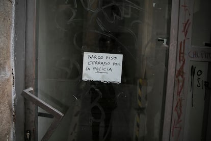 Cartel pegado por los vecinos en la calle Luna avisando del cierre de un narco piso.