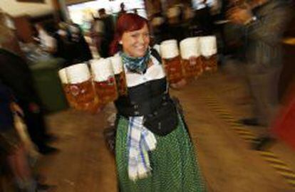 Una camarera lleva las jarras de cerveza a los asistentes al Oktoberfest.