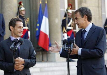 Sarkozy y Zapatero, durante la rueda de prensa conjunta que han ofrecido tras su reunión en El Eliseo.
