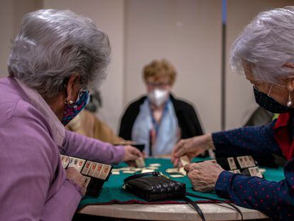 Varias residentes de un centro de mayores participaban en actividades lúdicas.