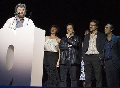 Los miembros de Animalario, con Andrés Lima a la cabeza, recogen el premio al mejor empresario teatral.